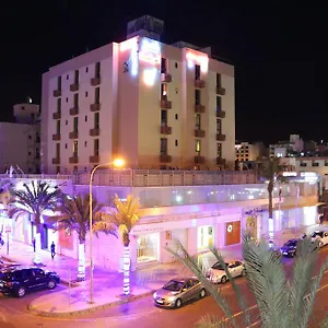 לבקר במלון